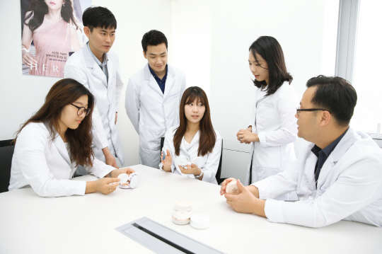 아모레퍼시픽 C랩 쿠션연구소에서 연구원들이 쿠션 기술에 대해 의견을 나누고 있다.